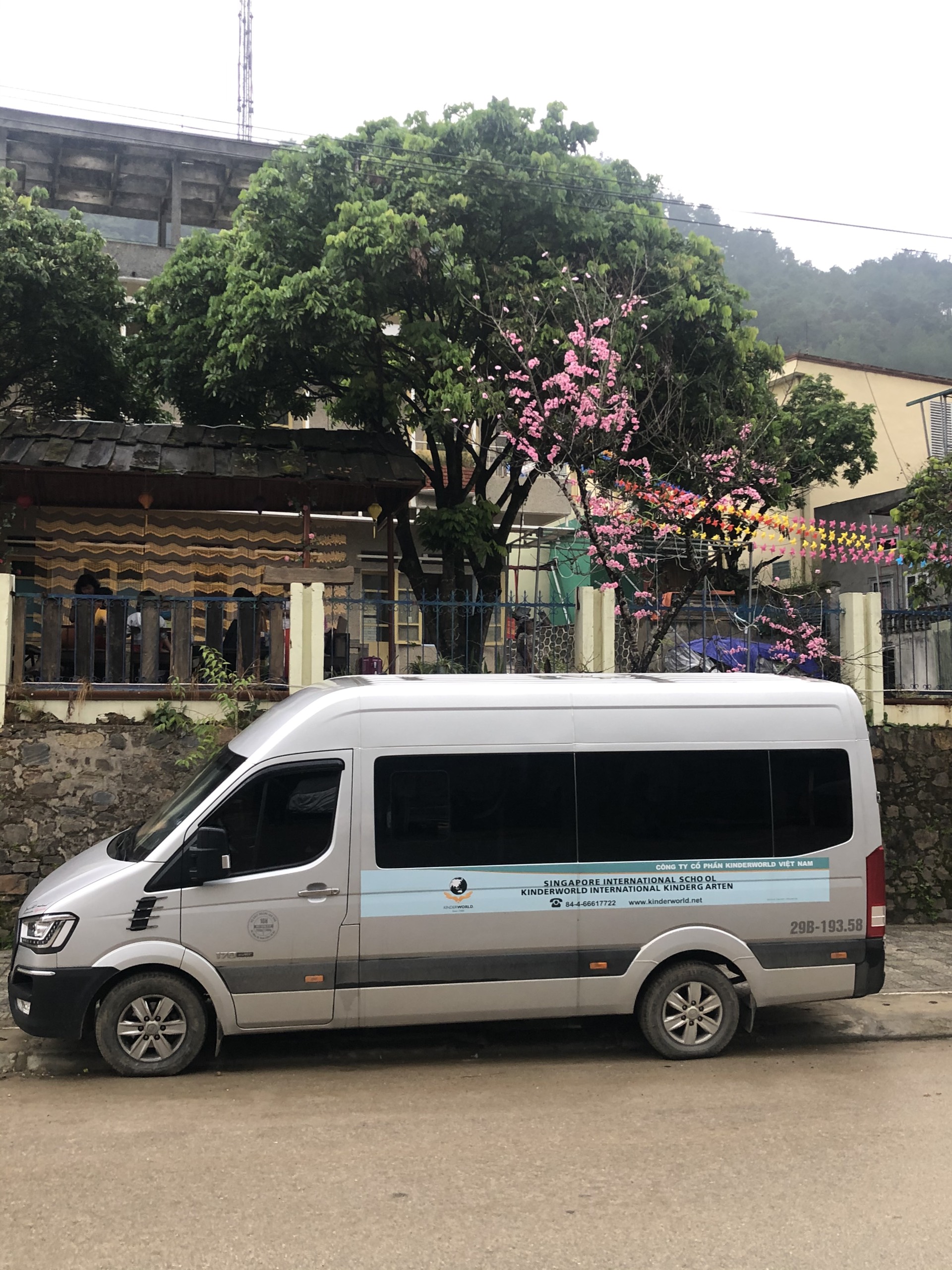 Xe 16 chỗ đưa đón học sinh tại công ty Giang Gia